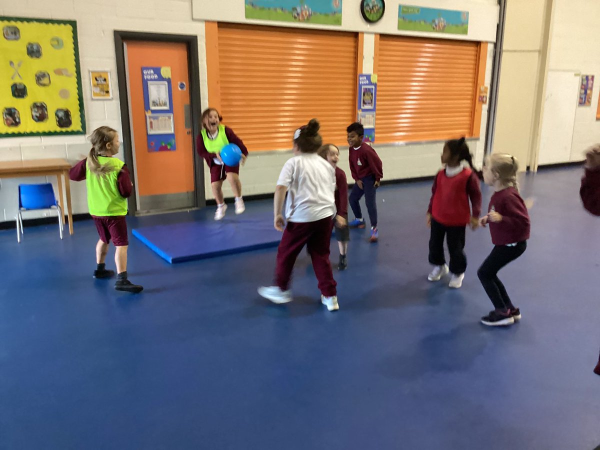 MissFlynnMLP's tweet photo. Excellent first official game of matball. We used all of the skills we have learnt so far to play the game. @MabLanePri @MrsGillardMLP @MabLanePE #pe #matball #teamgames #invasiongames β½οΈ https://t.co/lWP4bEFYs8