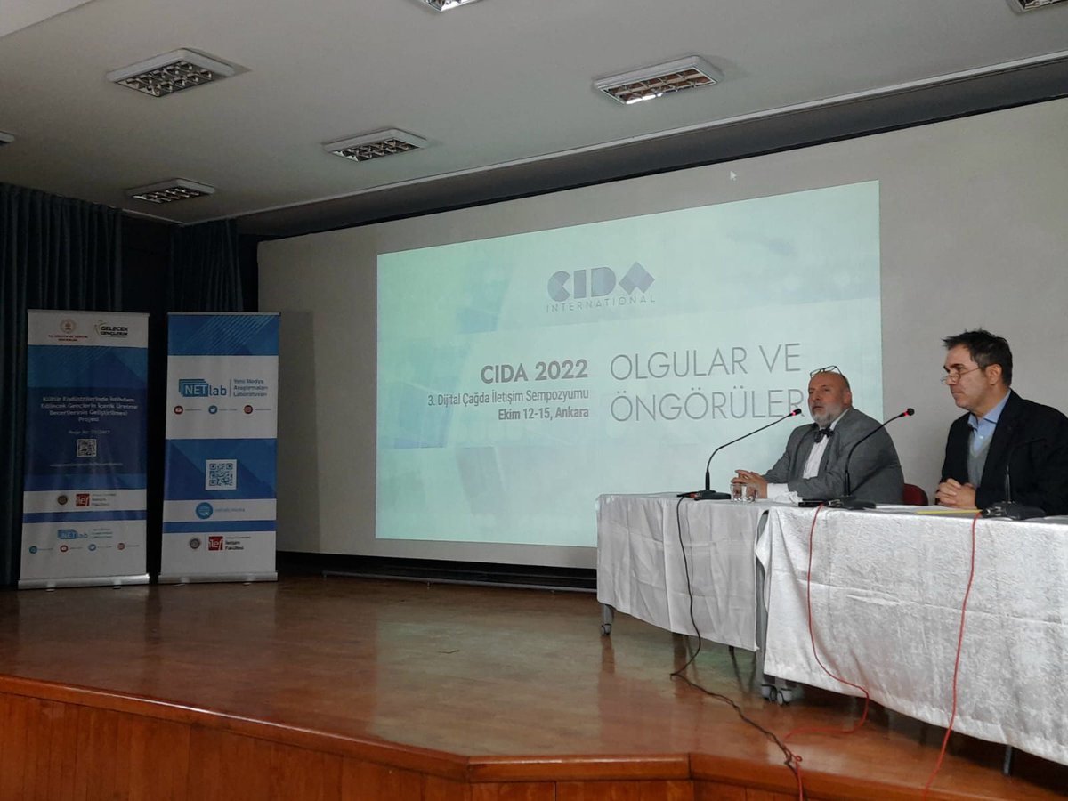 Ankara Üniversitesi İletişim Fakültesi’nin (ilef) ev sahipliğinde gerçekleştirilen 3. Dijital Çağda İletişim Sempozyumu kapanış oturumunun ardından sona erdi. #CIDA2022 <a href="/ilefsocial/">ilef - Ankara Üniversitesi</a> <a href="/HacettepeComm/">HÜ İletişim Fakültesi</a> <a href="/baskentunv/">Başkent Üniversitesi</a> @iletisim_ahbv <a href="/cankayau/">Çankaya Üniversitesi</a> <a href="/netlab_media/">netlab - Yeni Medya Araştırmaları Laboratuvarı</a> <a href="/ayselaziz/">Aysel Aziz</a> <a href="/ilad_dernegi/">İLAD</a>