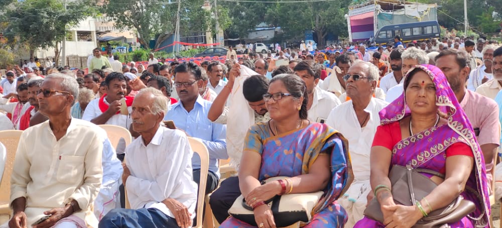 KisanSabha's tweet photo. Conference began with flag hoisting and paying tributes to the Martyrs' Column. Senior leader and VP of KPRS Venkatachalaiah hoisted the flag. 

The delegate session of the Conference was inaugurated by AIKS General Secretary Hannan Mollah. About 250 delegates from attending. https://t.co/tMw7imO8Yi