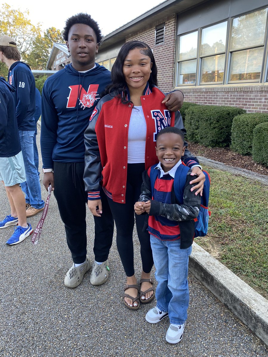 Nettleton_Prim's tweet photo. Good Morning @net_tigerFB ! We loved having our @Nettleton_High friends here to end Homecoming week! #riseabove ❤️🐅💙 https://t.co/aamrqBIAch