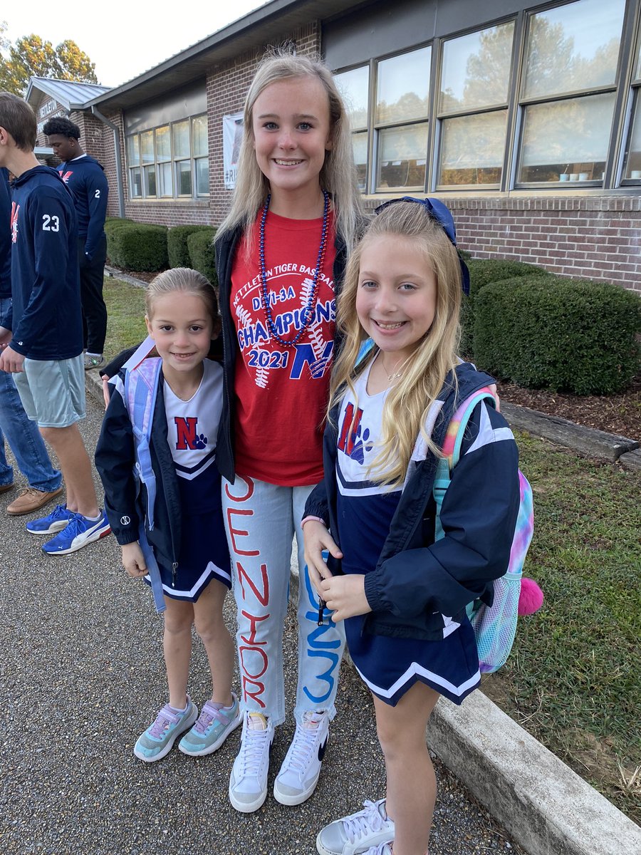 Nettleton_Prim's tweet photo. Good Morning @net_tigerFB ! We loved having our @Nettleton_High friends here to end Homecoming week! #riseabove ❤️🐅💙 https://t.co/aamrqBIAch