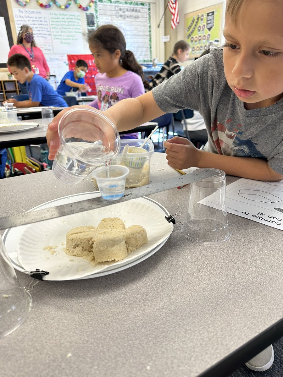 monicavazquezED's tweet image. We have been learning and having so much fun with our @MysterySci erosion activities! @RoyDeShane @CCSD93 @OfficialNGSS #DualLanguage #teacherlife #school #education #learning #Science #erosion