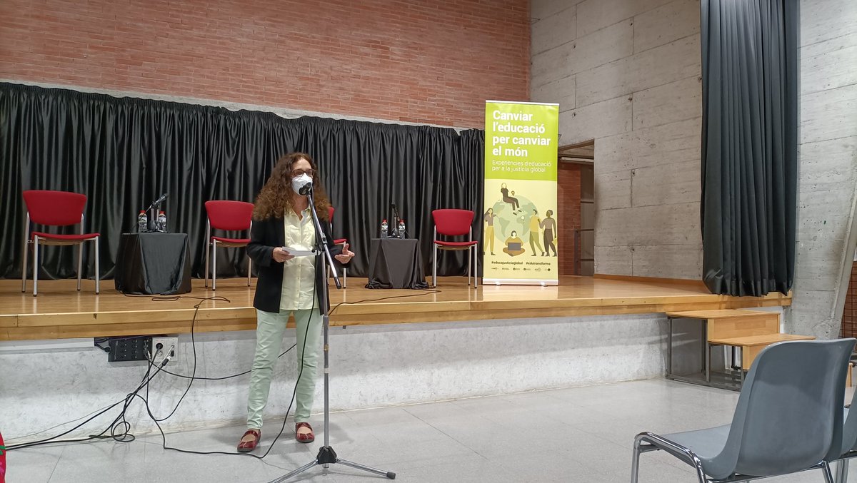 Lafedecat's tweet photo. Comencem la IV trobada Canviar l'educació per canviar el món. Teresa Ciurana, regidora de @trseducacio @Solidaritat_Int, dona la benvinguda als i les assistents. 

Aquesta tarda ens podeu seguir online 👉🏽 https://t.co/vlNPHpmuMd

#EducaJusticiaGlobal #Edutransforma https://t.co/SXCunuCw9S