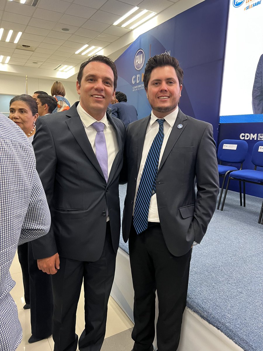 sergioDelReal14's tweet photo. Un gusto el haber contado con la presencia de @jorgelona1 el día de ayer en la toma de protesta de Directores de @AJuvenilLeon. Tantos aprendizajes me dejó como docente en la Facultad de Derecho y hoy compartir espacios en favor de la juventud me hace recordarlo con mucho afecto. https://t.co/kqgIz4zod7