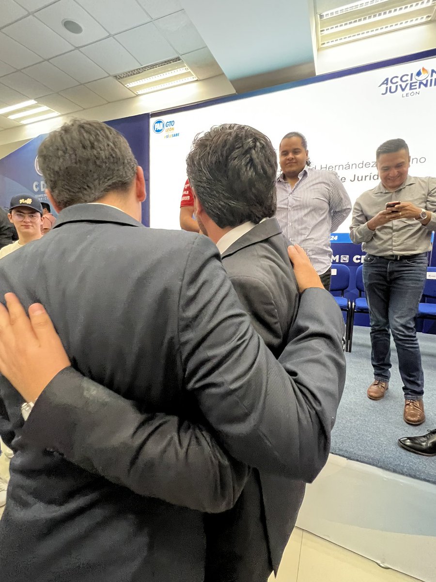 sergioDelReal14's tweet photo. Un gusto el haber contado con la presencia de @jorgelona1 el día de ayer en la toma de protesta de Directores de @AJuvenilLeon. Tantos aprendizajes me dejó como docente en la Facultad de Derecho y hoy compartir espacios en favor de la juventud me hace recordarlo con mucho afecto. https://t.co/kqgIz4zod7