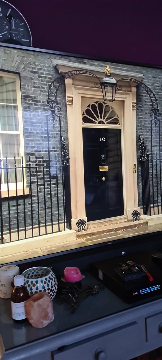 MammaChef's tweet photo. @SkyNews @SkyNewsBreak @SkyNewsBiz I think Sky news live has got stuck.. all I am seeing it Downing Street number 10 door with reporters chatting quietly in the background.. is anyone else seeing the Sam on their TV or is it only mine? https://t.co/uQadM8O8VD