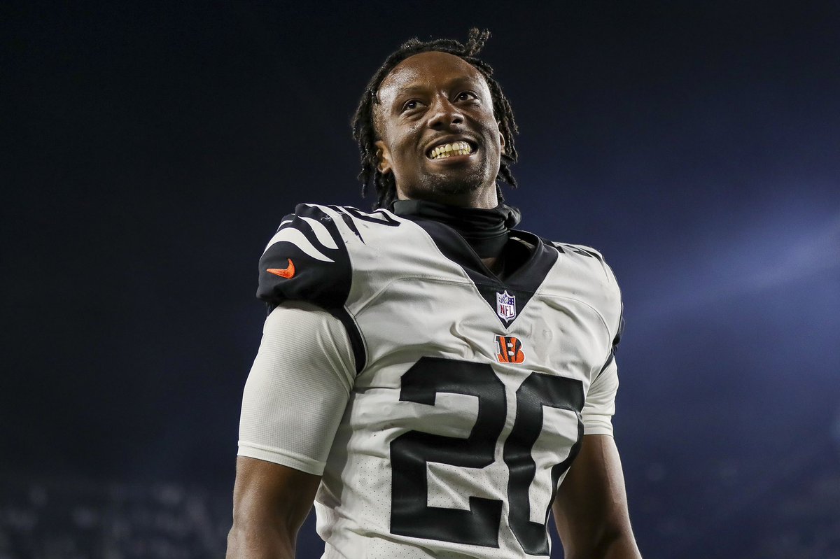 PFF_Bengals's tweet photo. Most snaps in single coverage without allowing a TD:

⚜️ Marshon Lattimore - 70
🐅 Chidobe Awuzie - 66
🐅 Eli Apple - 66 https://t.co/2ksc42Lmn7