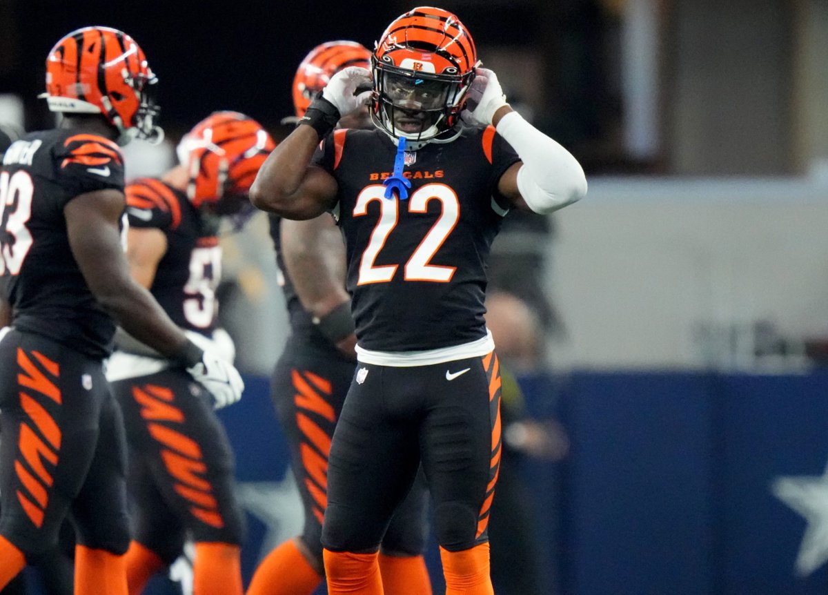 PFF_Bengals's tweet photo. Most snaps in single coverage without allowing a TD:

⚜️ Marshon Lattimore - 70
🐅 Chidobe Awuzie - 66
🐅 Eli Apple - 66 https://t.co/2ksc42Lmn7