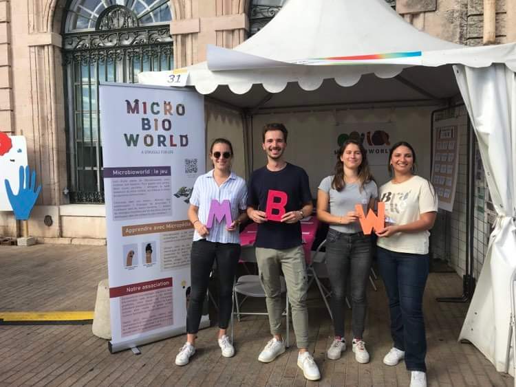 [Événement] Nous voilà prêtes et prêts à vous recevoir à la #FDLS <a href="/FeteScience/">Fête de la science</a> à Marseille, au village des sciences stand 31 ! Venez tester notre jeu de cartes et découvrir le monde des microorganismes. 🔬