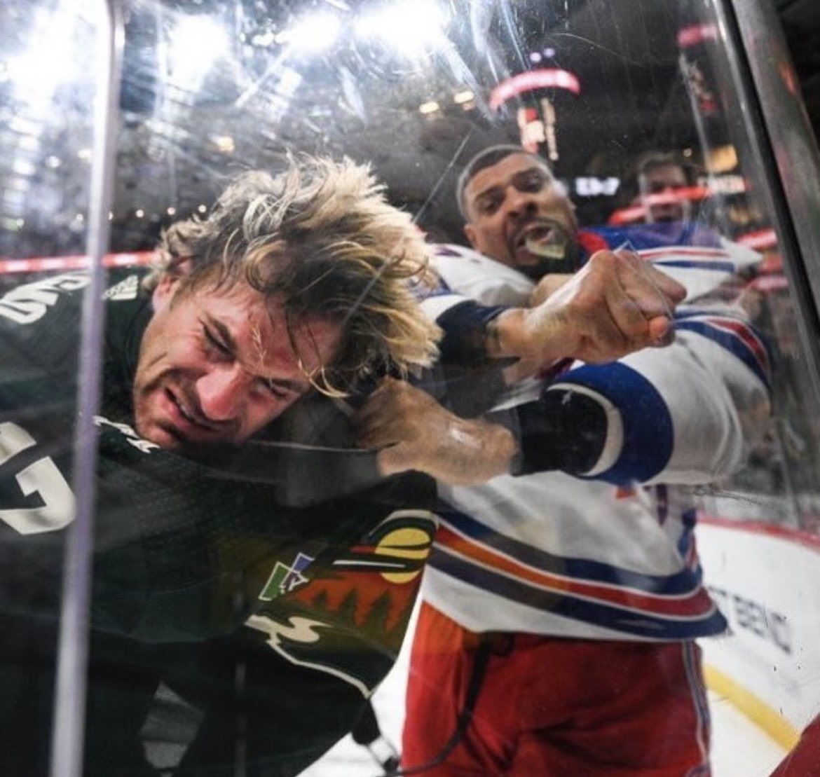 BleacherReport's tweet photo. Wow 😳 @BR_OpenIce

What a shot of Ryan Reaves

(via @ADLavinsky, @StribSports) https://t.co/Ei4WUYR1KW