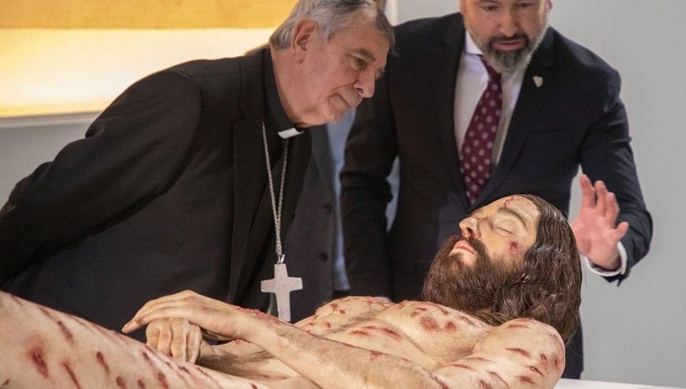 crypto_birb's tweet photo. “After 15 years of studying the Holy Shroud of Turin, a hyperrealistic reproduction of what Jesus was like according to the Holy Shroud has been presented today.” 

Source: https://t.co/YBA6sFTZUn

(cc @JackPosobiec) https://t.co/JPWQ8fpiAp