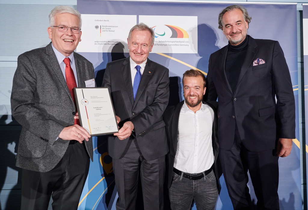 DBS-Ehrenpreis für die Gold-Kraemer-Stiftung
Die Gold-Kraemer-Stiftung (GKS) hat den Ehrenpreis des Deutschen Behindertensportverbandes (DBS) 2022 erhalten. Während ... 

Zum Beitrag: 
l8r.it/Rcvk

#dbs #ehrung #goldkraemerstiftung