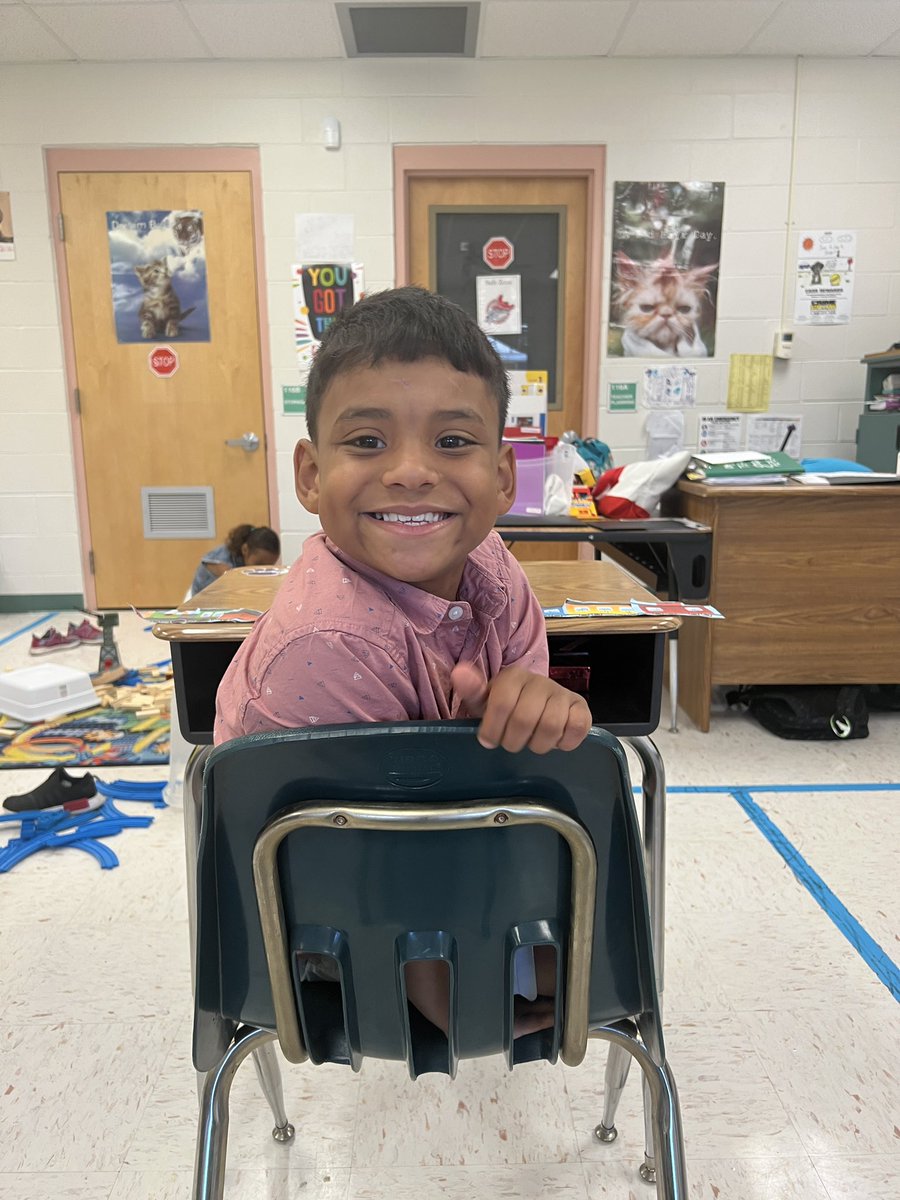 TaylorH3523's tweet photo. all aboard 🚂 #funfriday #freedomelementary @GoodwinGMS https://t.co/AOOZwesrSV