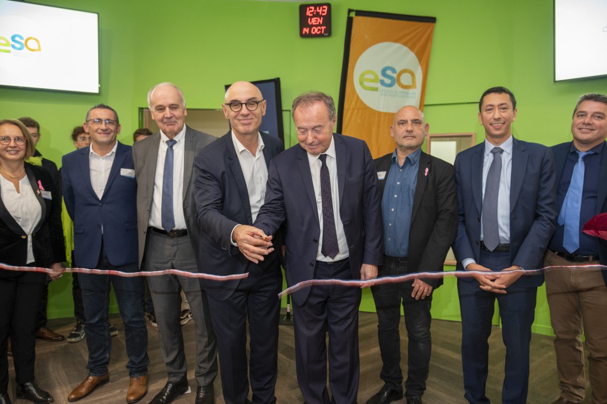 sqy's tweet photo. Le @Groupe_ESA poursuit son rayonnement ! 
L'école inaugurait ce matin son nouveau campus parisien à #SQY🌱
Ce campus accueille les 3 premières années de l’école d’ingénieur et le bachelor agroécologie et systèmes alimentaires. 
En savoir plus 👉 https://t.co/g2lCQkBg0w https://t.co/4NjwELWgBe