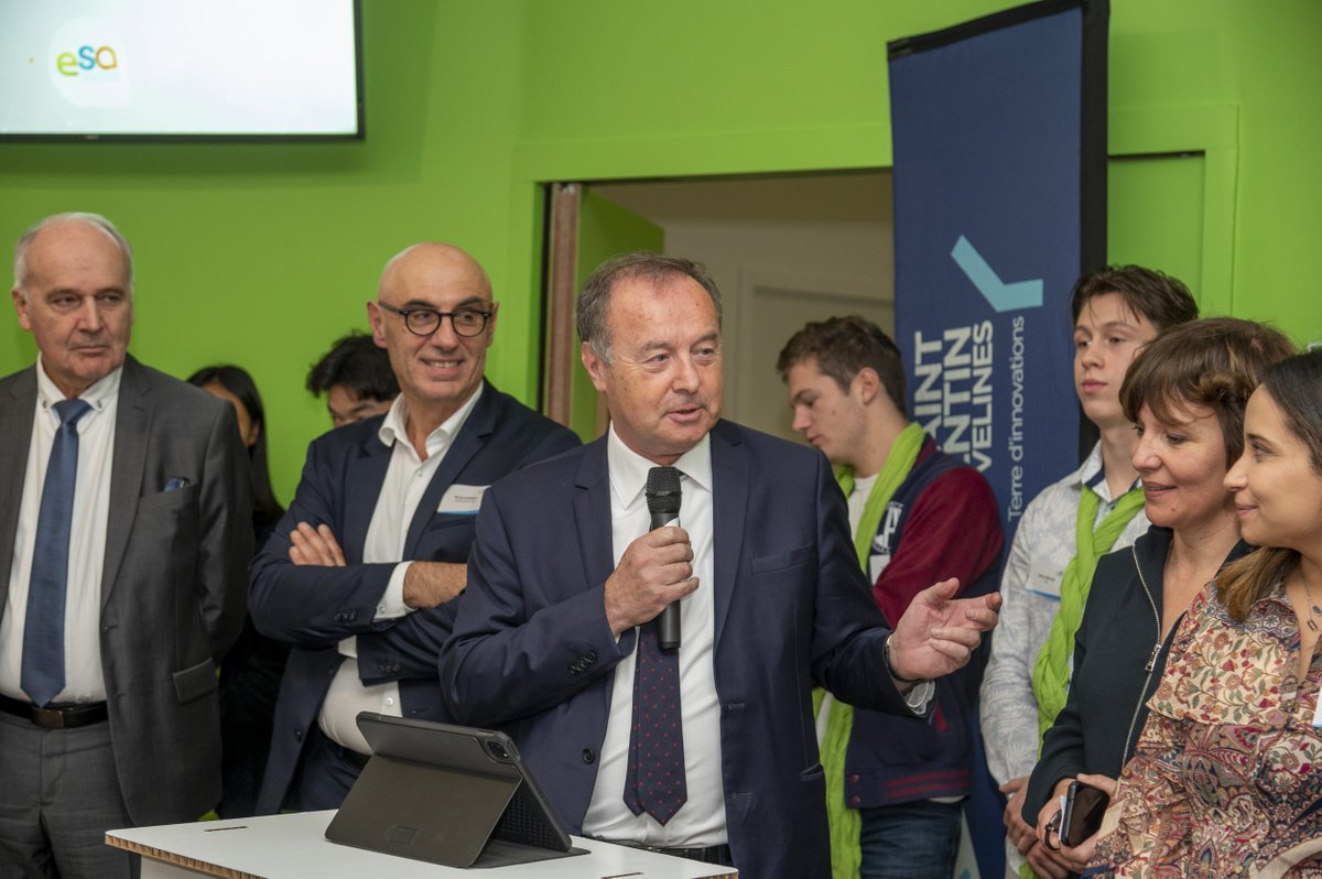 sqy's tweet photo. Le @Groupe_ESA poursuit son rayonnement ! 
L'école inaugurait ce matin son nouveau campus parisien à #SQY🌱
Ce campus accueille les 3 premières années de l’école d’ingénieur et le bachelor agroécologie et systèmes alimentaires. 
En savoir plus 👉 https://t.co/g2lCQkBg0w https://t.co/4NjwELWgBe