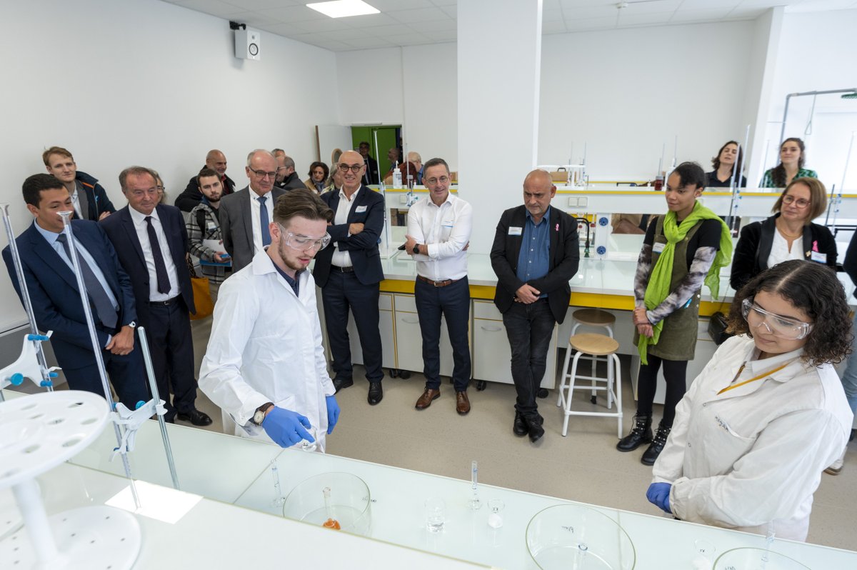sqy's tweet photo. Le @Groupe_ESA poursuit son rayonnement ! 
L'école inaugurait ce matin son nouveau campus parisien à #SQY🌱
Ce campus accueille les 3 premières années de l’école d’ingénieur et le bachelor agroécologie et systèmes alimentaires. 
En savoir plus 👉 https://t.co/g2lCQkBg0w https://t.co/4NjwELWgBe