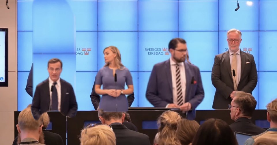 ollelanderberg's tweet photo. Varför stod dom inte i den här ordningen… enda jag kunde tänka på https://t.co/BuQ1ddZiCJ