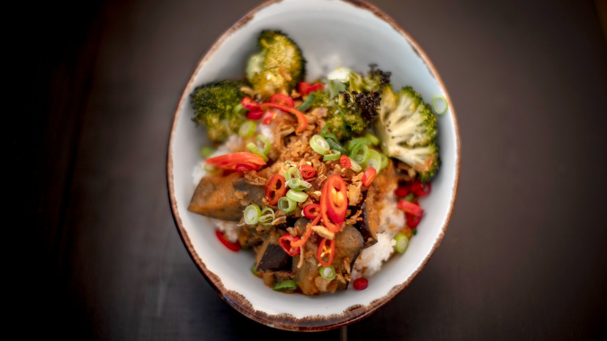 Would you like your recipe featured in one of the campus #cafes? 📣

The catering team welcome #students and staff to share their favourite recipes to be included in our first ‘Global Recipe Book’

We will also be offering the opportunity for our cafes to cook these recipes.