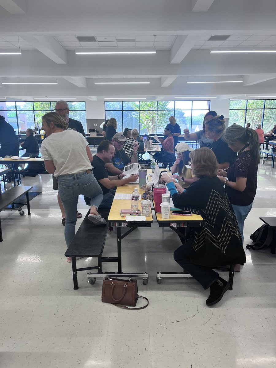 MrsGarrettFHMS's tweet photo. @Fossil_Hill faculty practicing Socratic Seminar in yesterday’s professional learning. Thanks for supporting @AVID_FossilHill by implementing WICOR strategies in your classrooms! #AVID #limitless https://t.co/RUNv1ptXSk