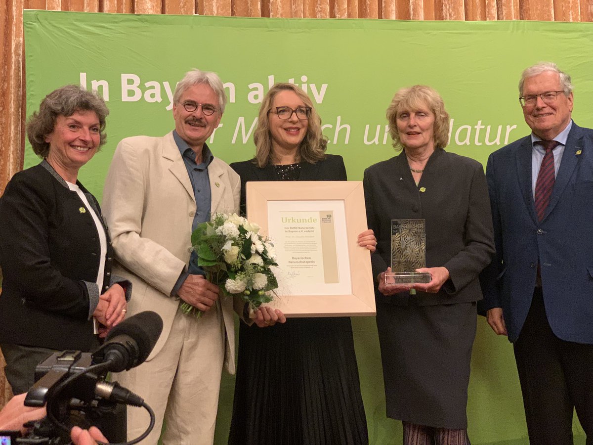 bundnaturschutz's tweet photo. Der #Naturschutzpreis 2022 des BN geht an die Wissenschaftlerin @CKemfert. Danke für unermüdliche Aufklärungsarbeit im Bereich #ErneuerbareEnergien und sozialökologische Transformation! 👉 https://t.co/vp1FDPW6Or @MergnerRichard @HubertWeiger https://t.co/87tW5caCsL