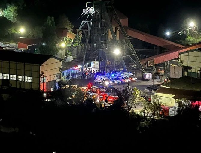 GEÇMİŞ OLSUN #Bartın Bartın'ın Amasra ilçesinde bir maden ocağında meydana gelen patlamada mahsur kalan maden emekçisi kardeşlerimizin sağ salim kurtulması, can kaybının yaşanmaması tek dileğimizdir. Dr.Hakan Can YILMAZ Bozcaada Belediye Başkanı #bozcaada #Bartın #Amasra
