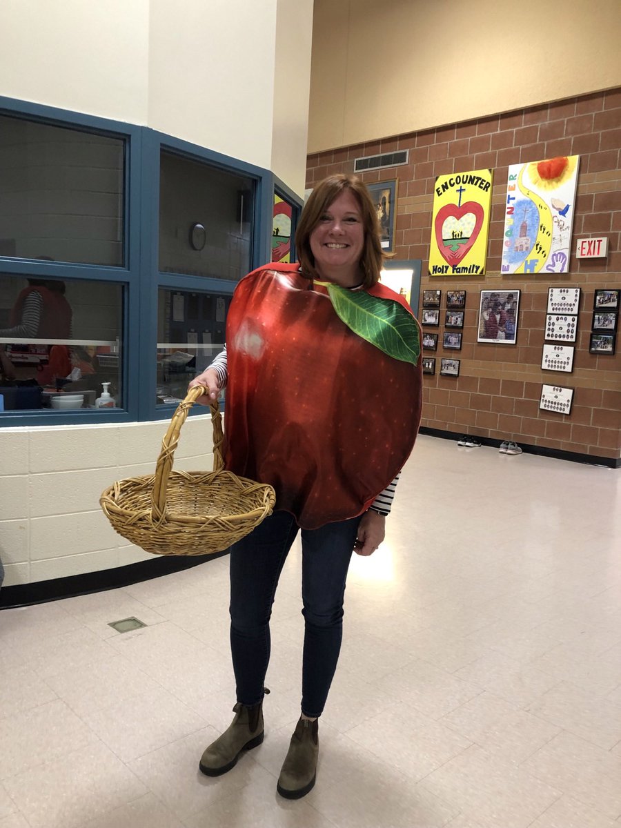 hfcatholic's tweet photo. It’s Crunch Day today at Holy Family School. A huge thank you to all who donated. We raised over $400 to support our student nutrition program. Thank you @BrantFFT for the yummy apples! 🍎 https://t.co/HbOkxOLgfc