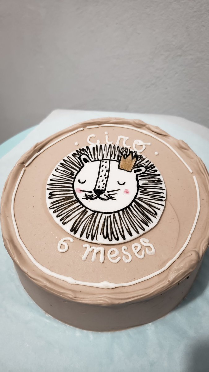 adalunapy's tweet photo. Ayer hice una mini cake para el bebé más lindo del condado✨🦁 

¡¡Díganme si no salió preciosa!! https://t.co/Je8Yw7RVbU