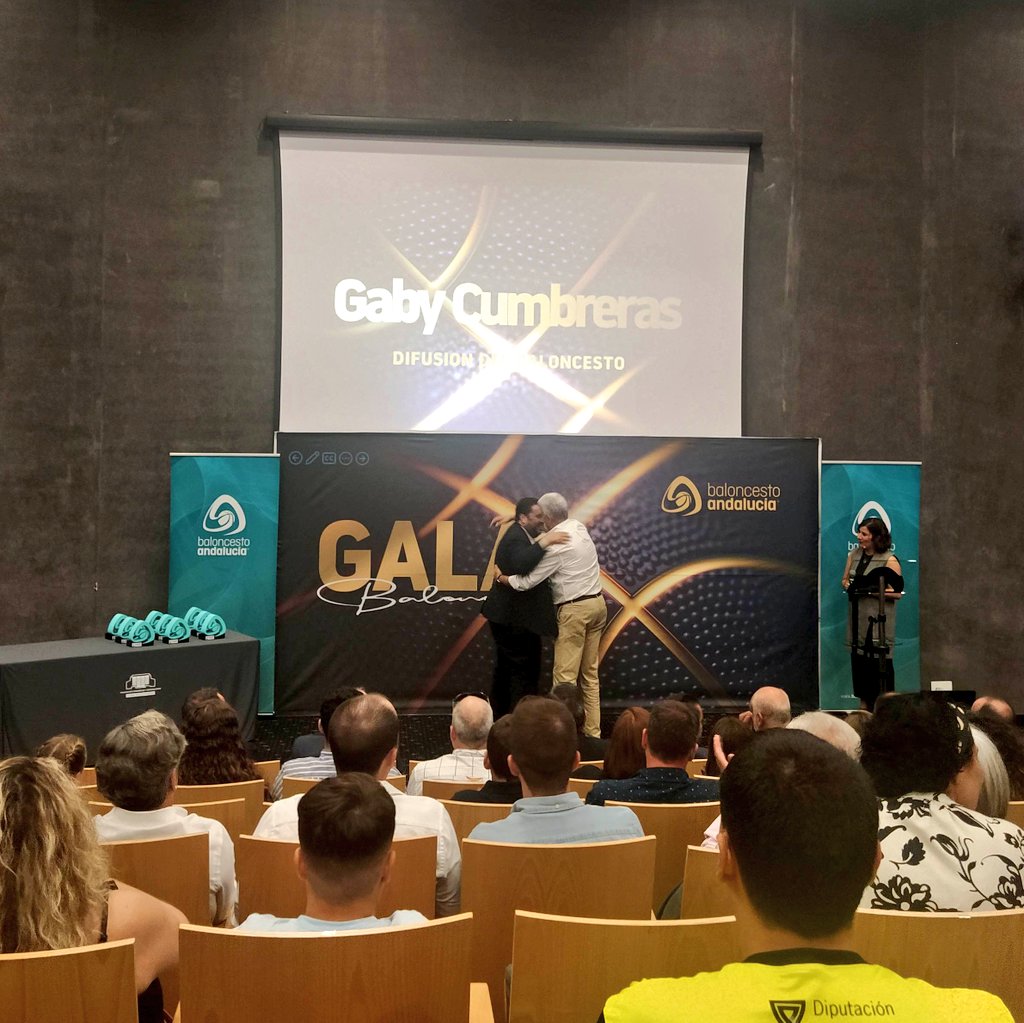 masqueveteranas's tweet photo. Hoy "cubrimos la noticia" por ti...
Enhorabuena @gabycumbreras por este reconocimiento +Qmerecido! 
«Difusión del baloncesto» 
#GalaBaloncestoFabCádiz
@fabcadiz
💙📸💚 https://t.co/N0nBSKJqSq