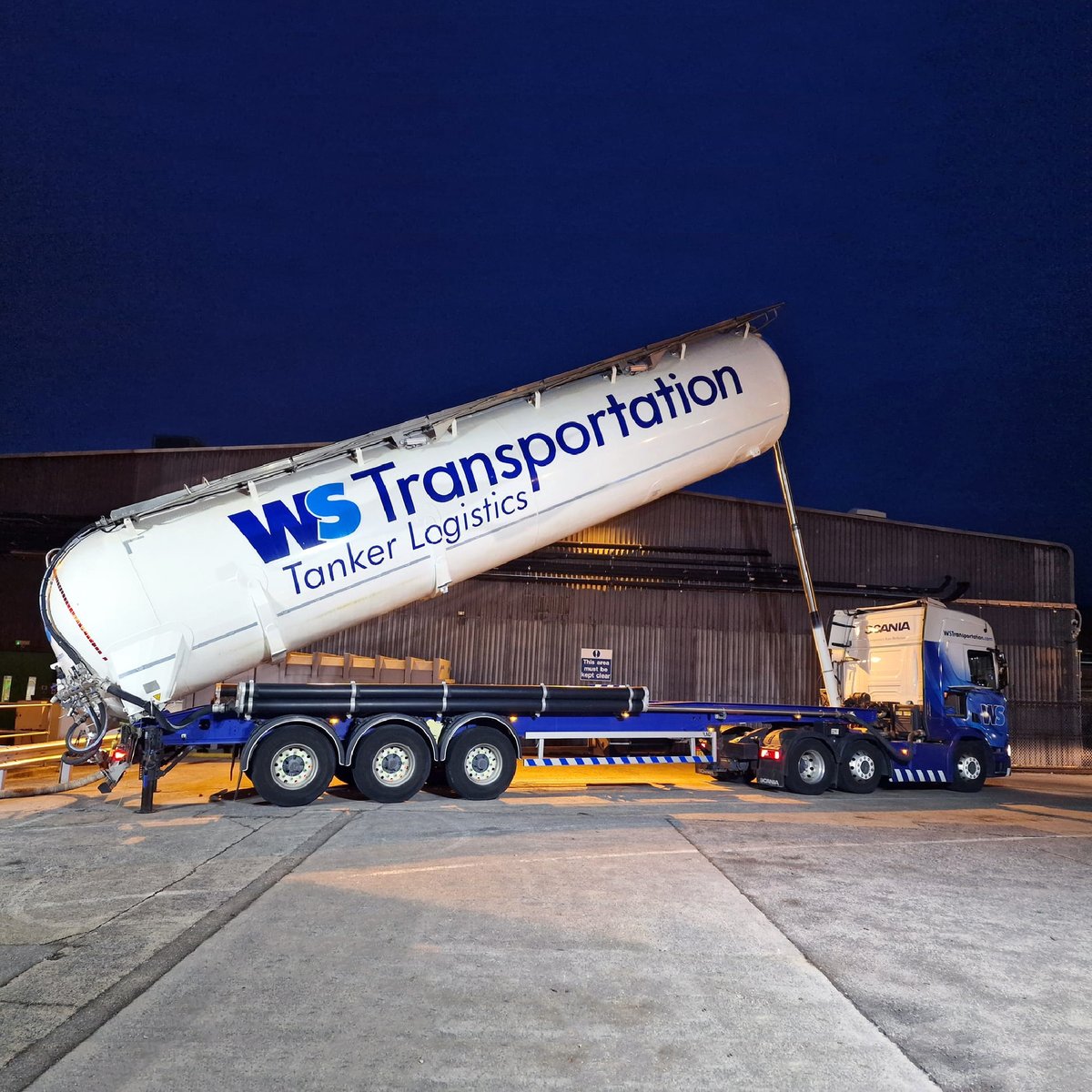 WSTLtd's tweet photo. One of our Tankers doing what we do best.
At WS Tanker Logistics we specialise in Bulk Powder distribution in both Tipping and Belly tanks.
#wstransportation #drivenbyperfection #tankerlogistics #tipping #belly #bulkpowder #siloevac #bulkbagstorage #BulkBagDecanting #haulage https://t.co/OqIU6gbqKI