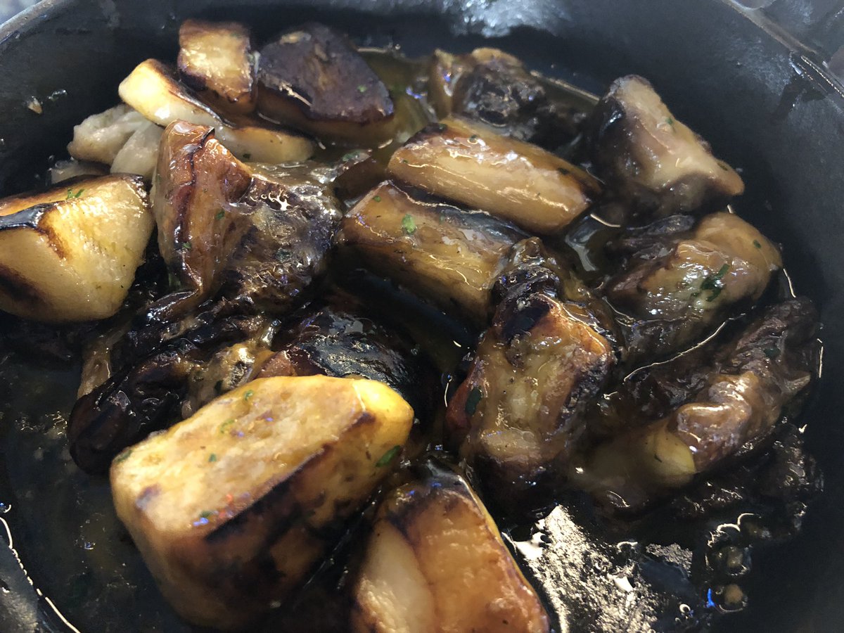 salsadechiles's tweet photo. Tiempo sin pasar por @Taberna_Arzabal. Sigue con el notable nivel de siempre. Gambas al ajillo, boletus salteados con huevo (los mejores que he probado esta temporada), mejillones Bouchot al curry (estupendos), guiso de verdinas y setas. https://t.co/xa9HUYXOxh