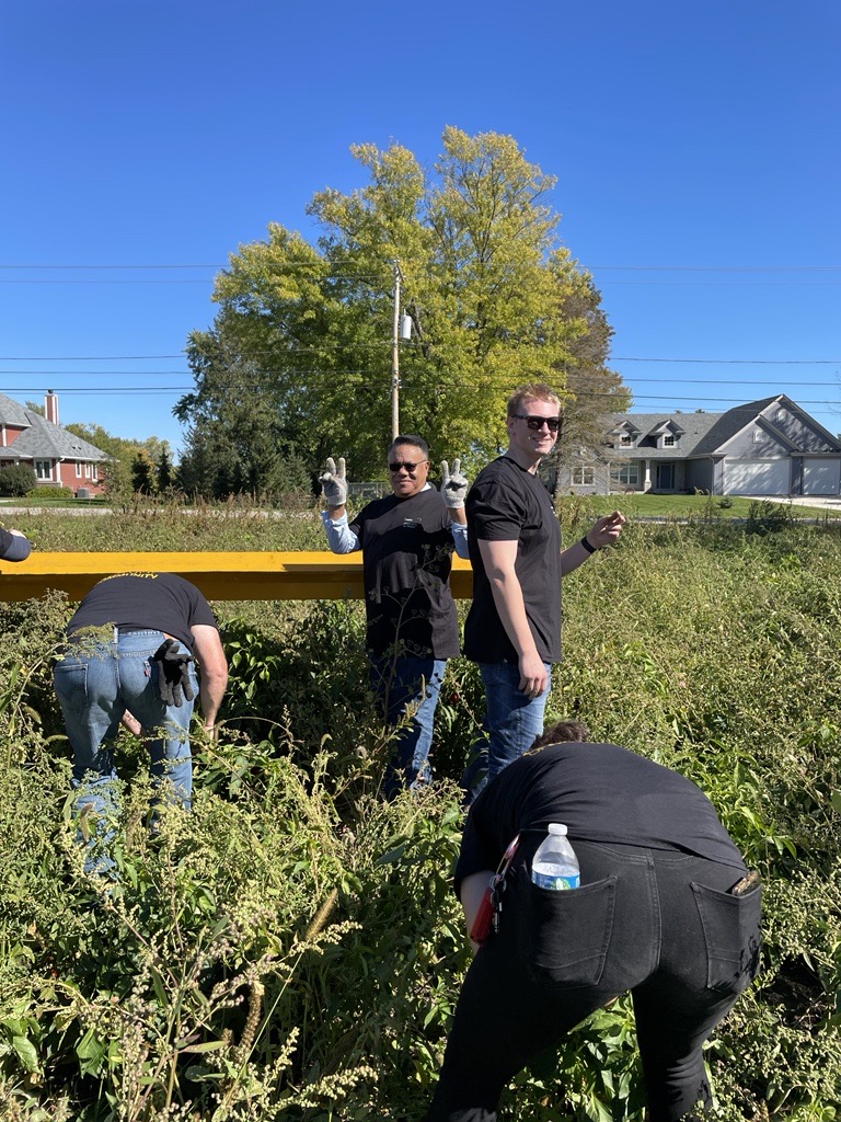 DematicAmericas's tweet photo. How many pounds of peppers can our #MKE office pick?
Answer: About 2,400 lbs!
@DematicGlobal employees from our Milwaukee office volunteered at the @hungertaskforce farm picking peppers that will be added to the food bank's supply. #LifeatDematic https://t.co/vM2jbFNJ9A