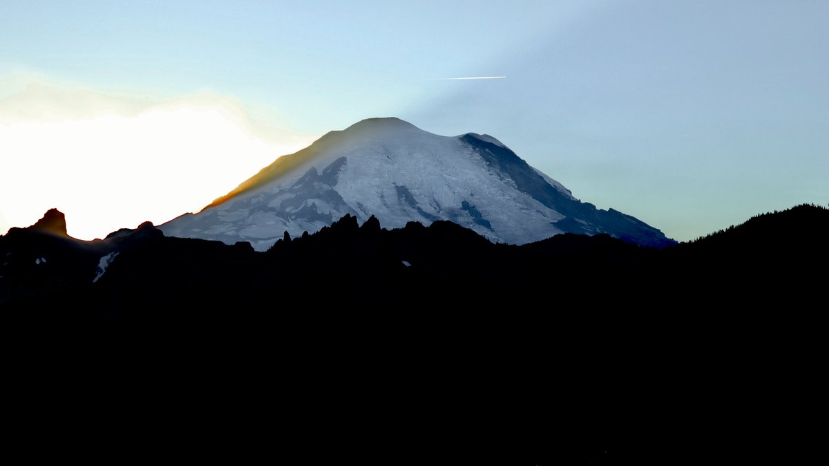 AlanHensley_'s tweet photo. The last sunbeams on Mt. Rainier last night.
#mtrainier #tipsoolake @MtRainierWatch #rainier #sunset https://t.co/XevbdMPzTj