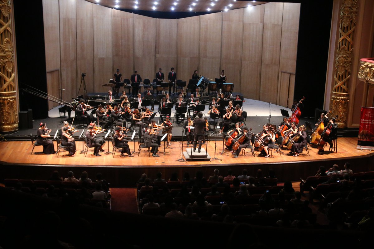 @CGEspRio recebeu homenagem da Orquestra Sinfônica Juvenil Carioca no @municipalrj em concerto realizado pelo #12deoctubre, Data Nacional da Espanha. O Cônsul Ángel Vázquez agradeceu o reconhecimento. Acesse nosso canal do YouTube e assista: youtu.be/ThNlYkyVPyU