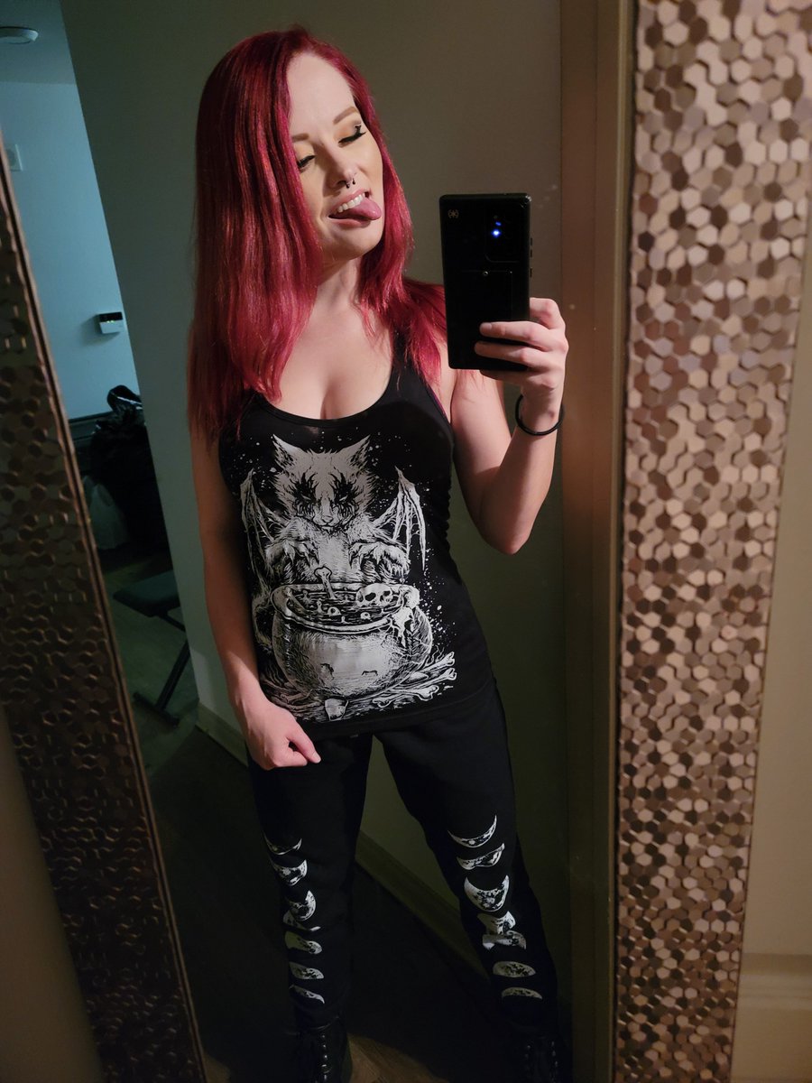 VampireFreaks's tweet photo. Love this pic from the creepy cute @thed3vsky hanging out in our Conjuring Cat Tank & Moon Phase Joggers 😻⛓ 🌙
#gothic #alt #emo #vampirefreaks #gothstore #gothfashion #alternativefashion #spookyszn #spookyfit #spookytime #goth #cat #moonphases #witchyvibes #whimsigoth https://t.co/kEN437oC1x