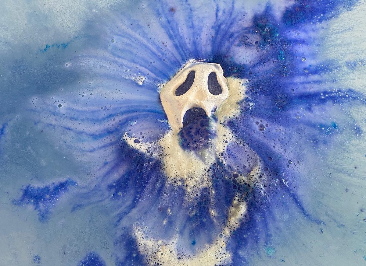 LushaLot2002's tweet photo. My Tub Demo Video is up for the New @lushcosmetics ‘Screamo’ Halloween bath bomb. 😊 Link https://t.co/QzZquKah5K https://t.co/xkEAjo9edo