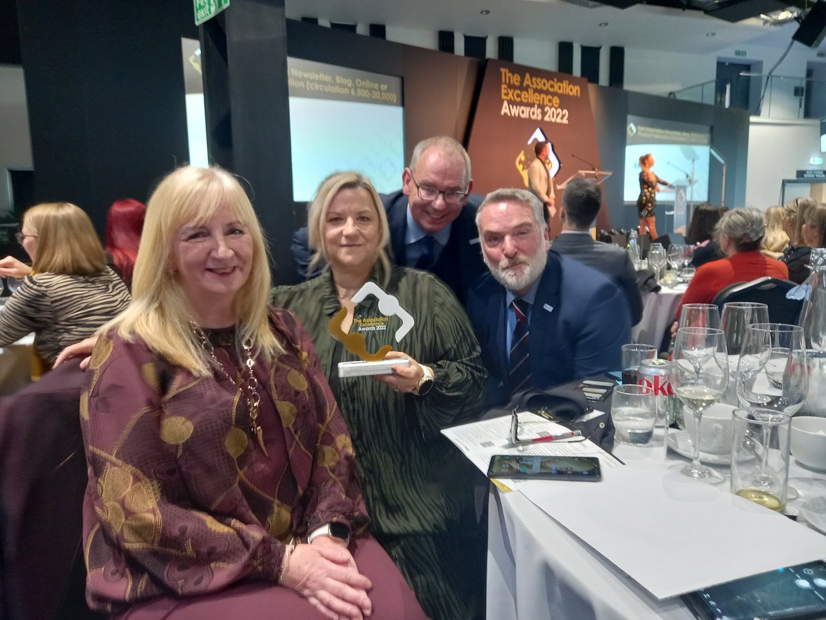 SELECT_Alan tweet media