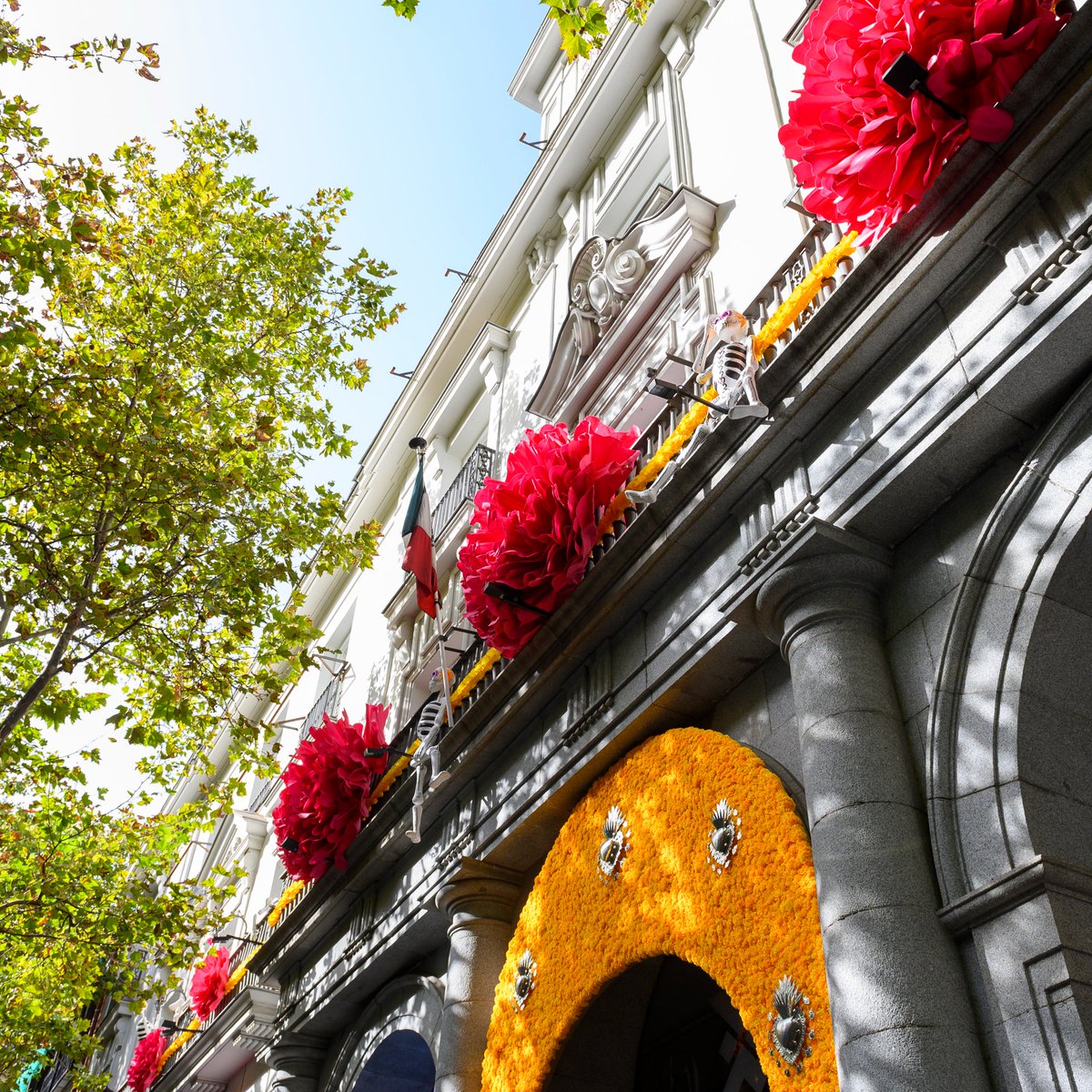 casademexicoesp's tweet image. ¿Cómo es el altar de muertos 2022?
Desde la calle los elementos del altar dan la bienvenida a los visitantes y viandantes. 
La calavera gigante vestida en honor a Frida Kahlo da la bienvenida. 
Flores de tela decoran la fachada, se complementa con calaveras de cartonería.