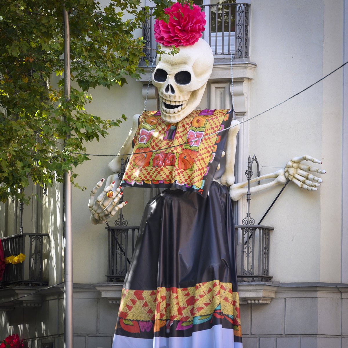casademexicoesp's tweet image. ¿Cómo es el altar de muertos 2022?
Desde la calle los elementos del altar dan la bienvenida a los visitantes y viandantes. 
La calavera gigante vestida en honor a Frida Kahlo da la bienvenida. 
Flores de tela decoran la fachada, se complementa con calaveras de cartonería.