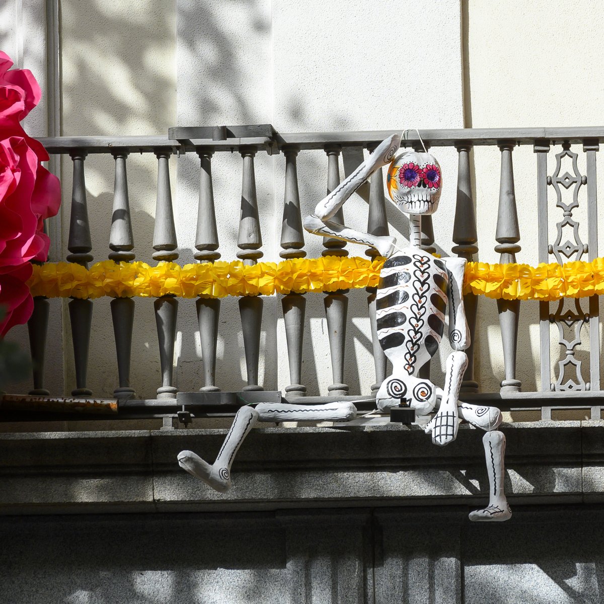 casademexicoesp's tweet image. ¿Cómo es el altar de muertos 2022?
Desde la calle los elementos del altar dan la bienvenida a los visitantes y viandantes. 
La calavera gigante vestida en honor a Frida Kahlo da la bienvenida. 
Flores de tela decoran la fachada, se complementa con calaveras de cartonería.