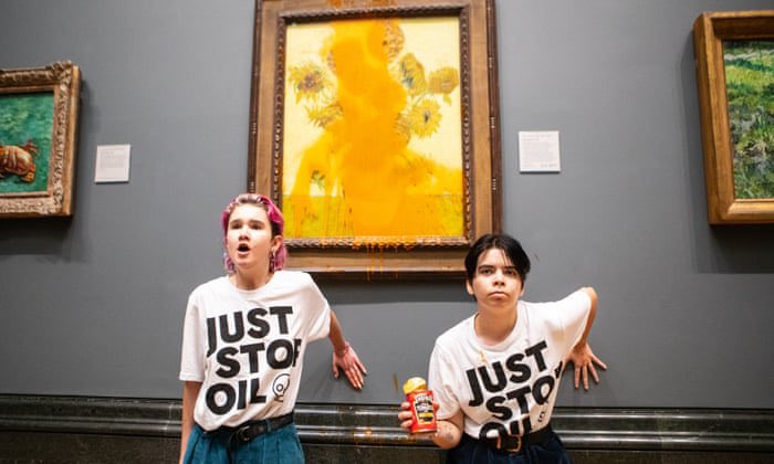 cobybull's tweet photo. Dude on the right will do anything to get out of the friend zone… Anything. 

#vandalism #nationalgallery #vangogh #idiot #JustStopOil @JustStop_Oil #heinz https://t.co/C5Ui6dfYVH