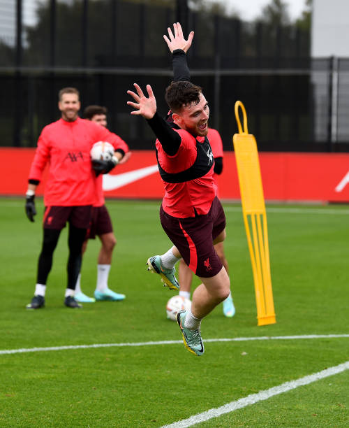 LFCphoto's tweet photo. #LFC #LFCtraining #TrainingToday @andrewrobertso5 @J_Gomez97 @Darwinn99 https://t.co/slCcEynkTn