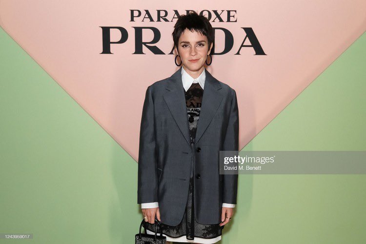 EmmaWatson_Fra's tweet photo. Emma était ce jeudi à Londres pour le lancement du parfum Paradoxe de Prada 💚 
#EmmaWatson https://t.co/yt2YCA1wLV