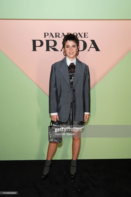 EmmaWatson_Fra's tweet photo. Emma était ce jeudi à Londres pour le lancement du parfum Paradoxe de Prada 💚 
#EmmaWatson https://t.co/yt2YCA1wLV