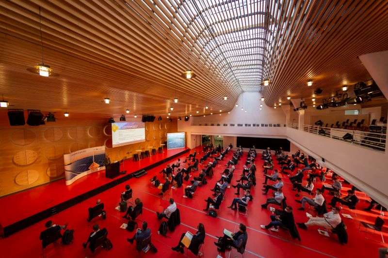 Wer sich jetzt noch nicht angemeldet hat, sollte sich sputen: Nächsten Donnerstag trifft sich die #Solarbranche im @LÄND wieder im Hospitalhof in Stuttgart. Mit Umweltministerin <a href="/thekla_walker/">Thekla Walker</a> und vielen Expert:innen. Anmeldung: solarcluster-bw.de/de/aktuelles/v…
Und so schön war's 2021: