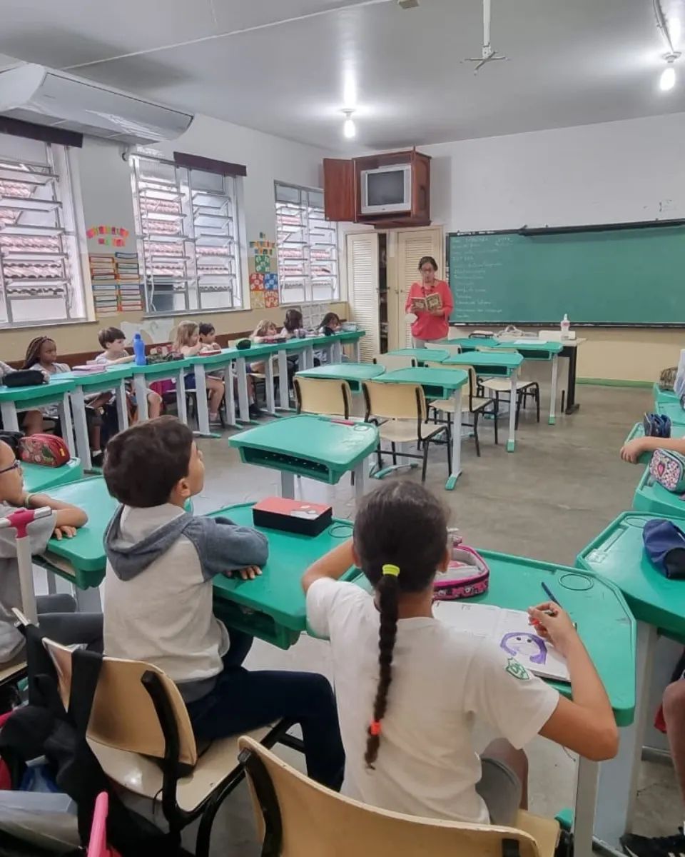 SIBI_UFRJ's tweet photo. Bibliotecária Ana Lúcia da Biblioteca CAp UFRJ recebe convite para recitar poesia para as turmas do 3° ano.
Para conhecer mais sobre os produtos e serviços da biblioteca, acesse o site: https://t.co/nAjs3mgsMW
#ufrj #bibliotecasufrj #bibliotecacapufrj #CAPUFRJ https://t.co/oAxf3Jkwvs