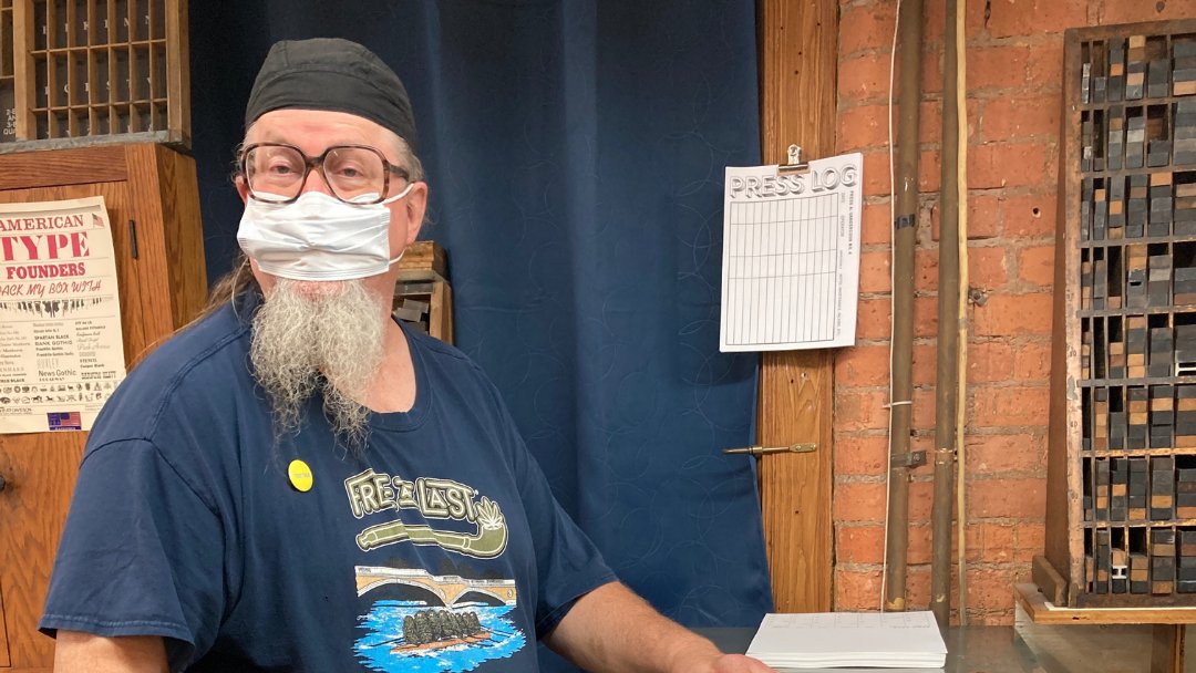 FlowerCityArts's tweet photo. Check out happenings in #Printmaking & #BookArts!
1: Intern Mar'Quez Harris prints bags for the @MAG_Rochester Clothesline Fest
2: @mitchelka prints for our annual letterpress calendar
3: Monoprinting for #FirstFridayRoc with Chas Davis
4: Students learn Gelli Plate Printing https://t.co/oA3MsmqYTS