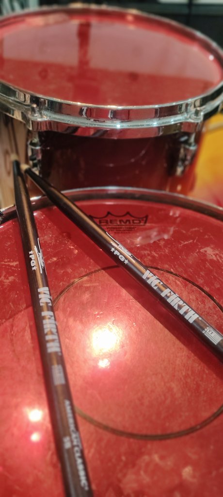 pgtihuana's tweet photo. Combinação + q perfeita ❤️🥁
@vicfirth @remopercussion #pgbatera #sacramento #drummer https://t.co/RitE8dNLm0