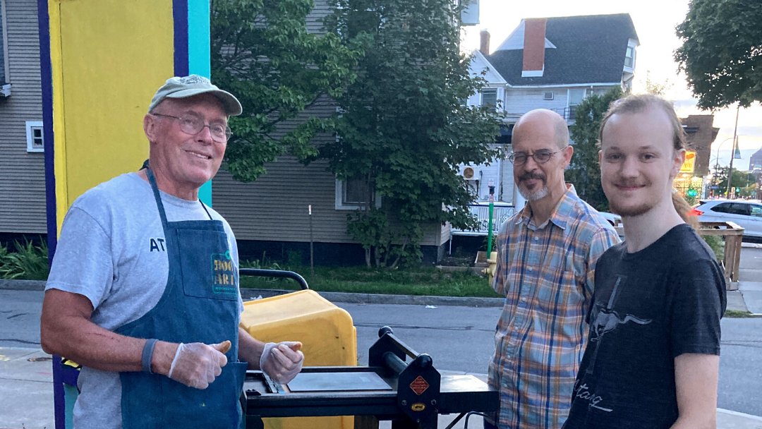 FlowerCityArts's tweet photo. Check out happenings in #Printmaking & #BookArts!
1: Intern Mar'Quez Harris prints bags for the @MAG_Rochester Clothesline Fest
2: @mitchelka prints for our annual letterpress calendar
3: Monoprinting for #FirstFridayRoc with Chas Davis
4: Students learn Gelli Plate Printing https://t.co/oA3MsmqYTS