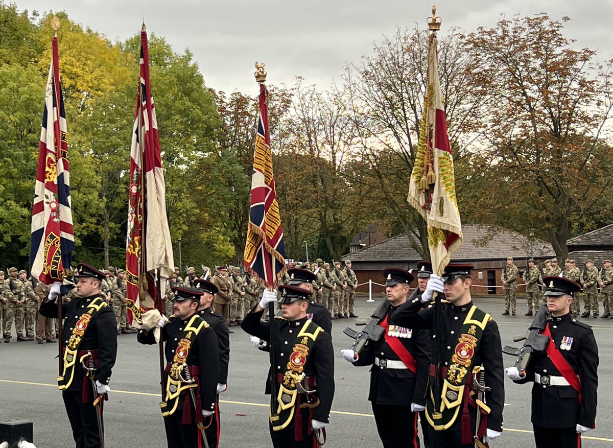 At their new home in Dale barracks #Chester, #2YORKS were handed the regimental colours by #catterick-based #1YORKS. Read more:
yorkshireregiment.com/news/on-parade…