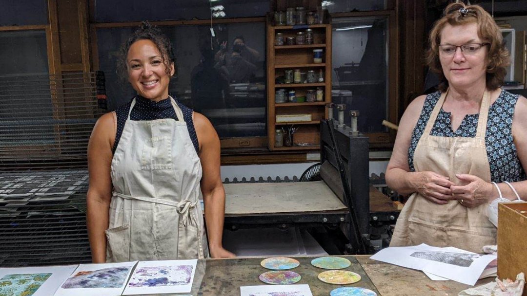 FlowerCityArts's tweet photo. Check out happenings in #Printmaking & #BookArts!
1: Intern Mar'Quez Harris prints bags for the @MAG_Rochester Clothesline Fest
2: @mitchelka prints for our annual letterpress calendar
3: Monoprinting for #FirstFridayRoc with Chas Davis
4: Students learn Gelli Plate Printing https://t.co/oA3MsmqYTS